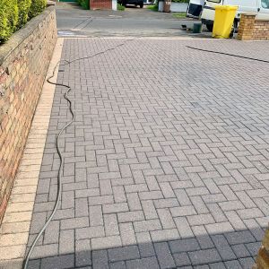 Lincoln-Roof-And-Drive-Cleaning-Driveways-1
